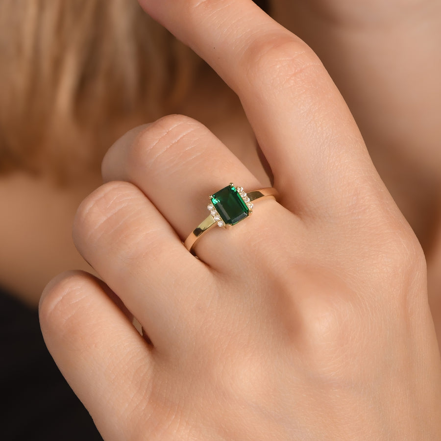 9ct Gold Emerald-Cut Gemstone Ring - Size P