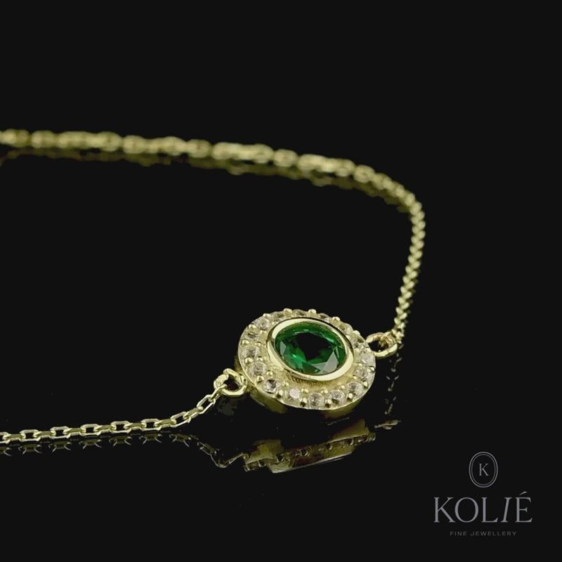 Kolié 9ct yellow gold bracelet with a emerald green cubic zirconia centerpiece on a fine chain for an elegant addition to any wardrobe.