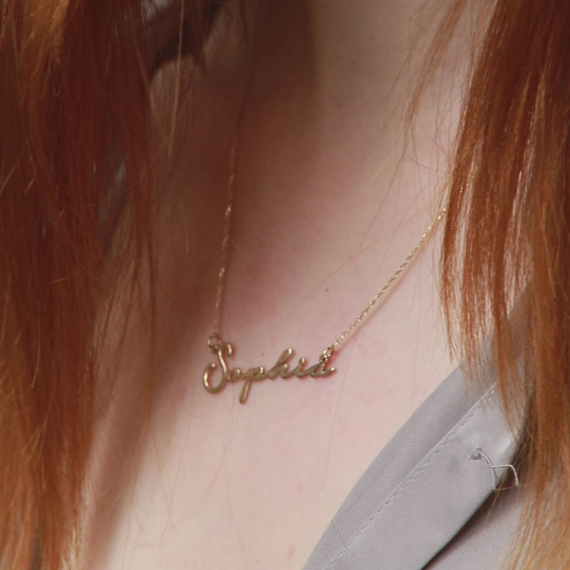 Close-up video of gold name necklace ‘Sophia’ on model’s neck