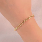 Video of adjustable chain link bracelet in 14ct yellow gold, featuring a sturdy clasp