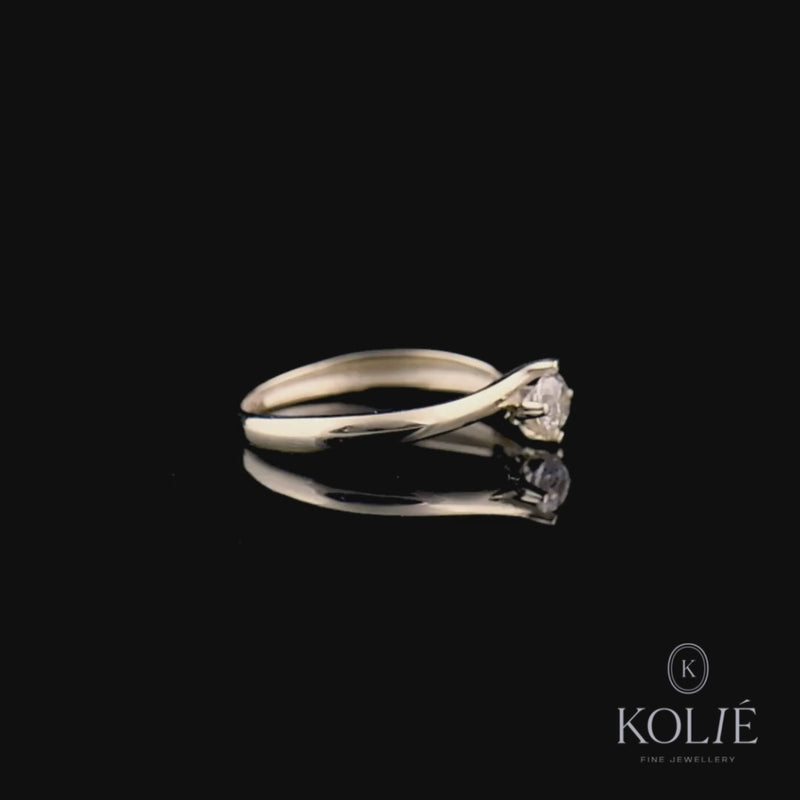 Refined Kolié 9ct yellow gold solitaire ring, featuring a brilliant cubic zirconia and textured band