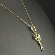 Video of scissors and comb pendant, highlighting its intricate gold craftsmanship